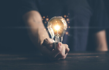 秦观《满庭芳》表达了作者怎样的感情？